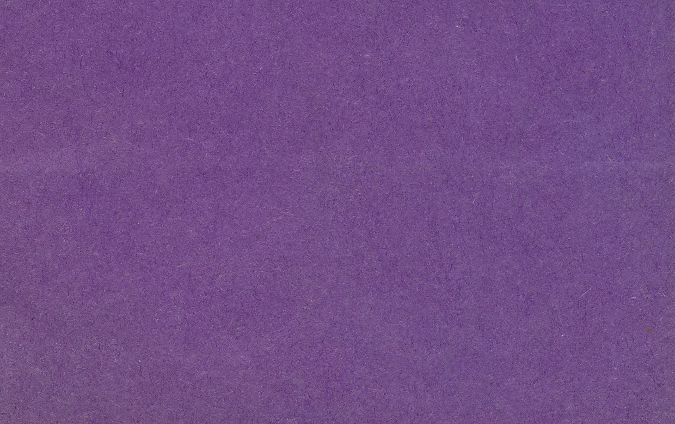 Purple Paper 桌布 壁紙 — 紫色紋理紙張的特寫，帶有細微纖維和一條淡淡的水平摺痕。
