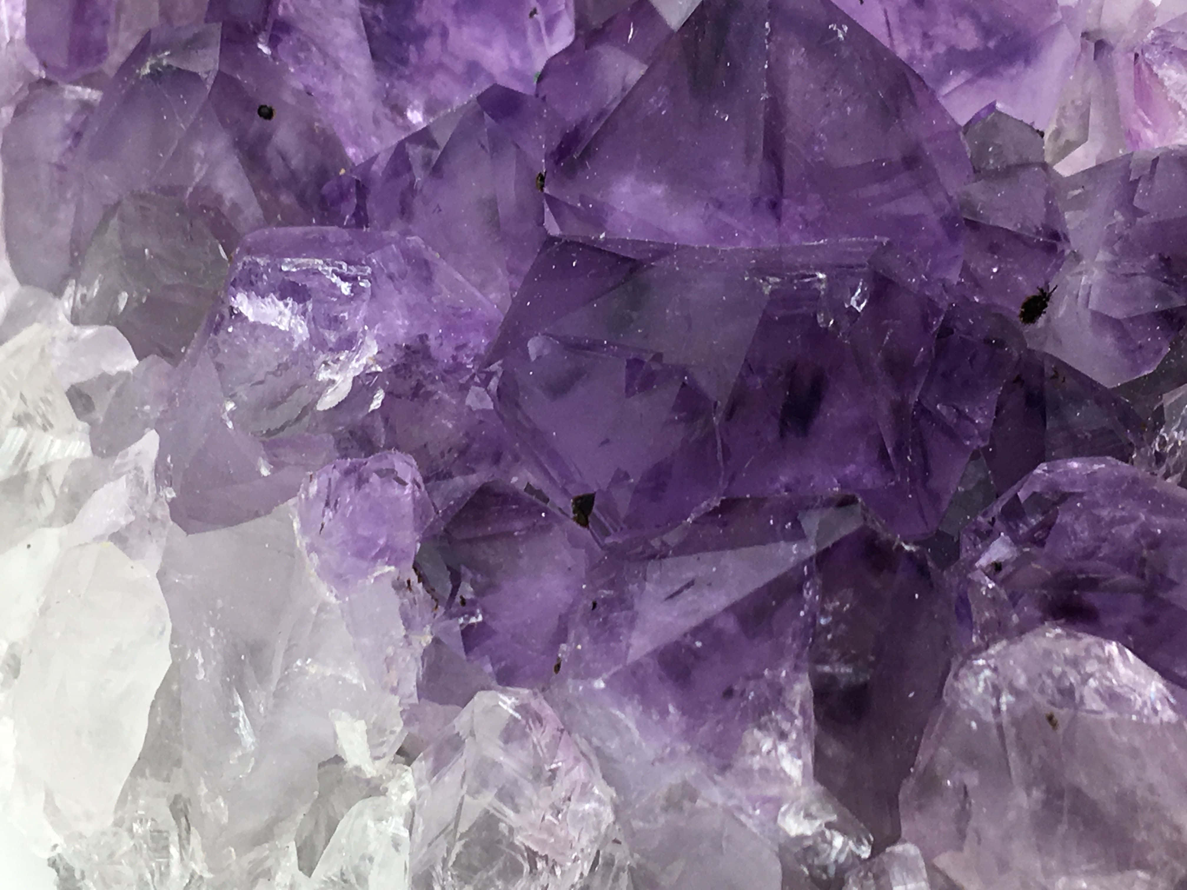 Amethyst 桌布 壁紙 — 紫色紫水晶晶體與透明石英交織在一起，形成閃閃發光的地質簇的特寫。
