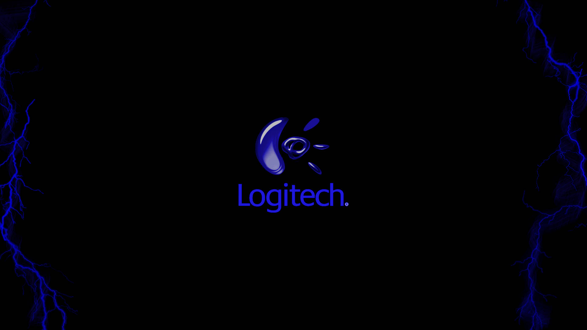 紫色羅技標誌 壁紙 — Logitech 標誌居中於黑色背景上，兩側有發光的藍色閃電框住。