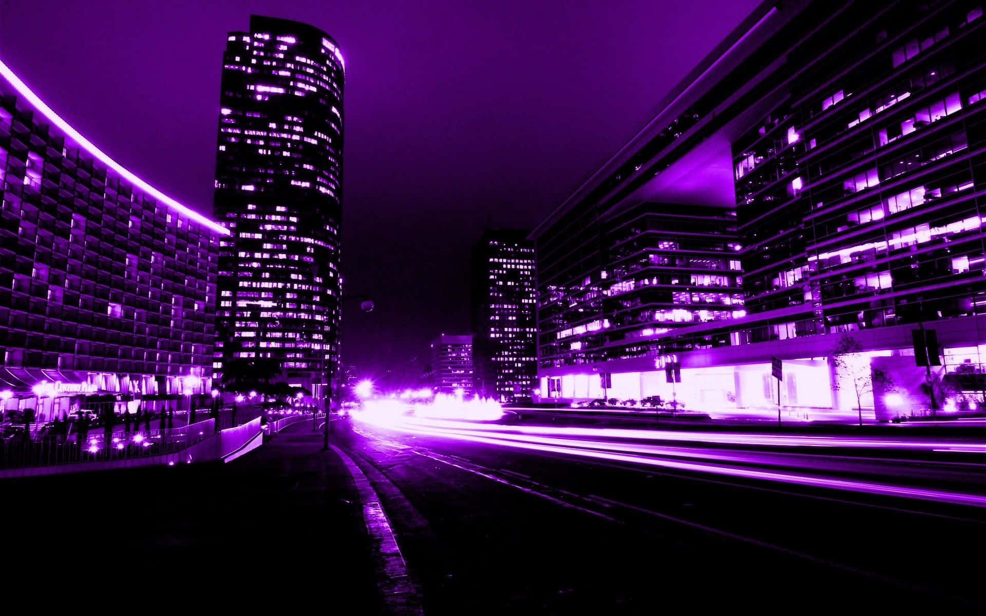紫色美學城市霓虹燈圖 壁紙 — 霓虹紫色夜間城市景觀，高聳現代建築之間有移動車輛的光軌。