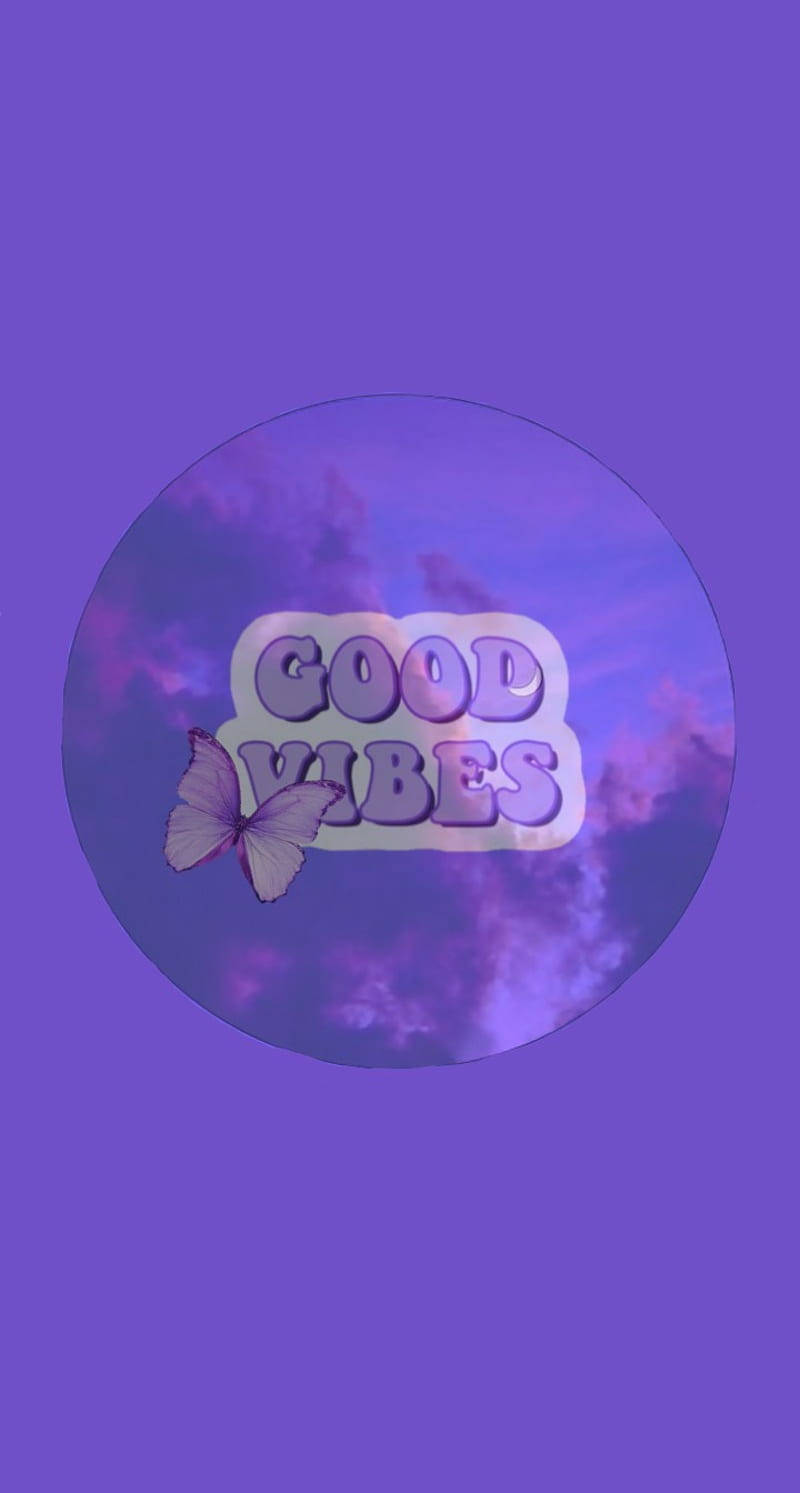 紫色蝴蝶同 'GOOD VIBES' 文字喺紫色天空背景上。