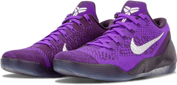 紫色耐克籃球鞋 壁紙 — 一對充滿活力的紫色Nike Kobe運動鞋，帶有白色Swoosh標誌和鞋帶，置於純黑色背景上。
