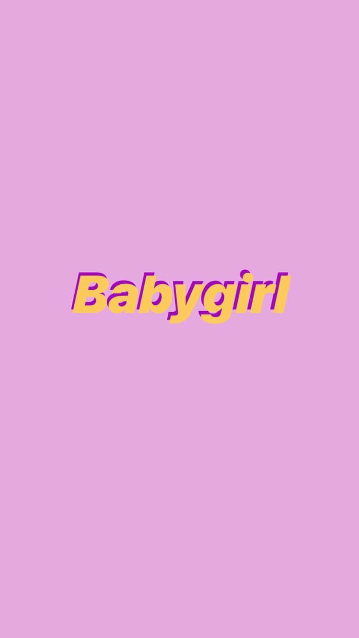 淺粉紅背景，帶有紫色輪廓的粗體黃色「Babygirl」文字。