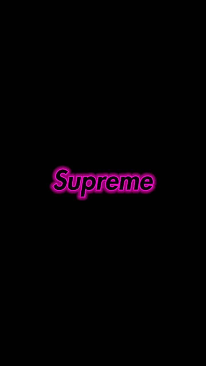 黑色背景上的粉紅色霓虹燈 Supreme 標誌