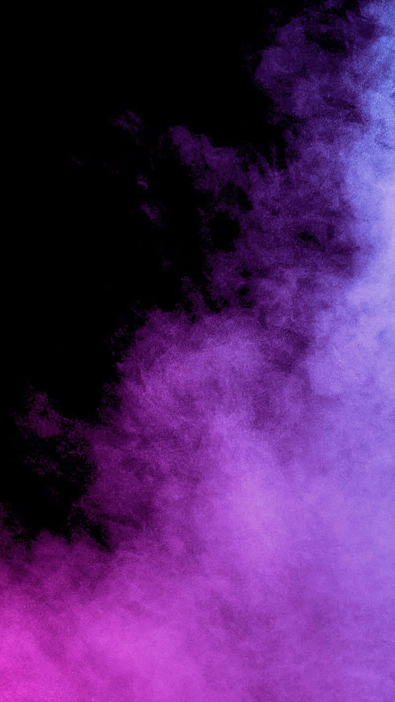 紫色與黑色紋理背景 壁紙 — 鮮豔的紫色粉末在純黑背景上爆炸，形成動態的色彩雲霧。