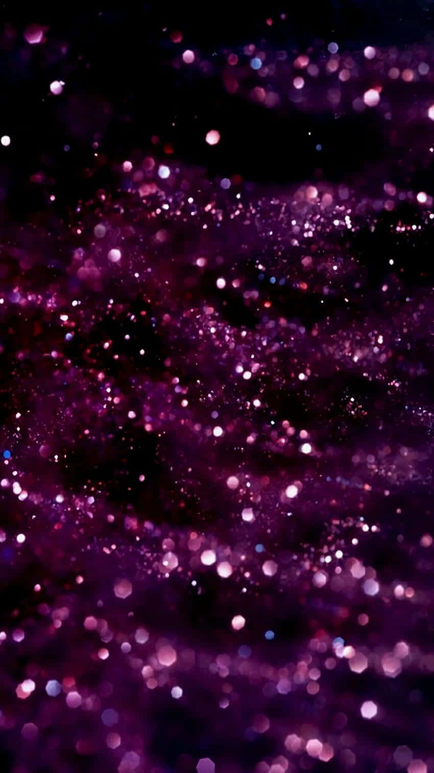 紫色與黑色閃粉美學背景 壁紙 — 一個迷人的場域，閃爍的紫色亮片粒子在黑暗背景中漂浮。