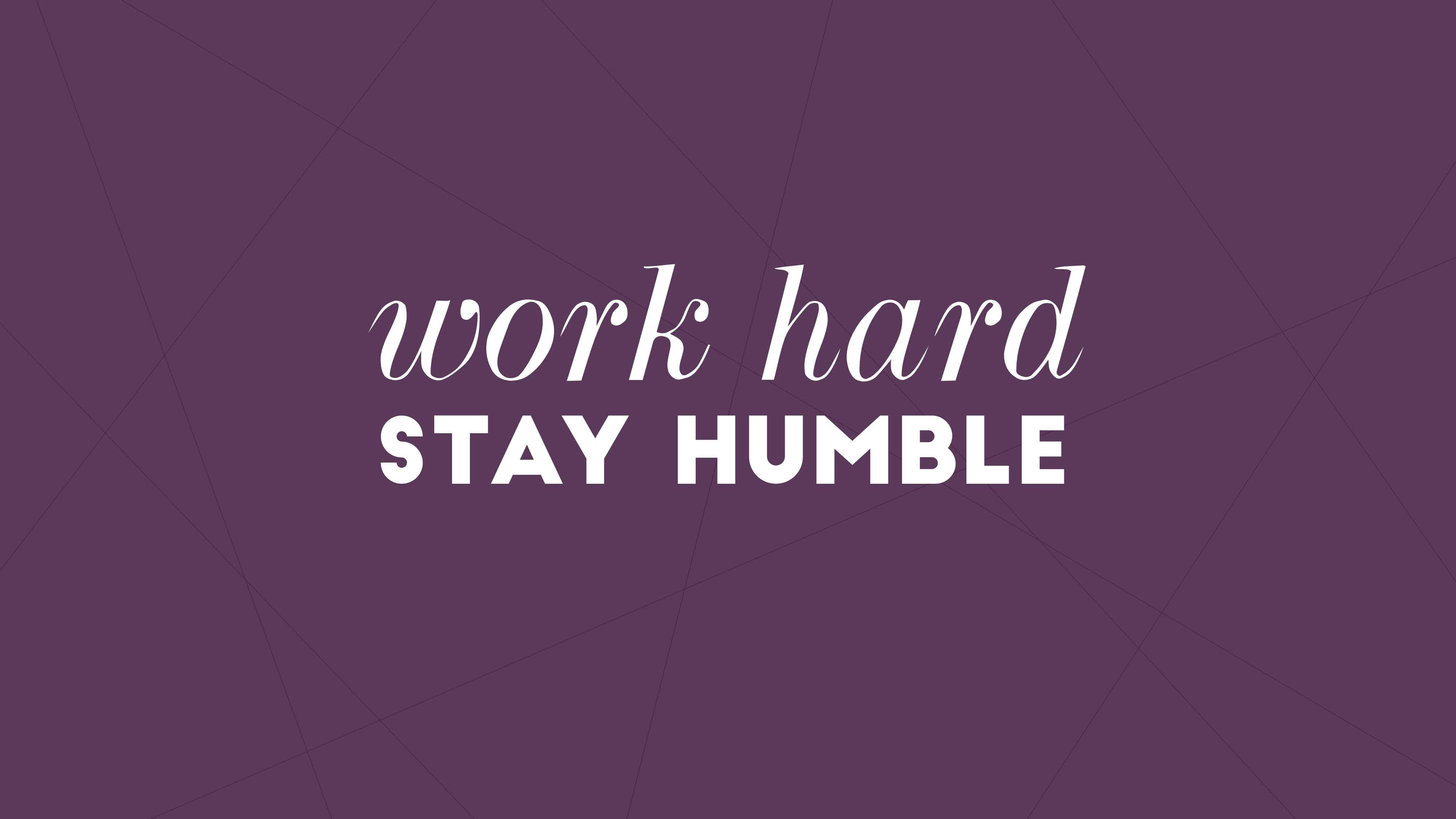 紫色謙遜 壁紙 — 深紫色幾何圖案背景上，粗體白色文字寫著「work hard stay humble」。