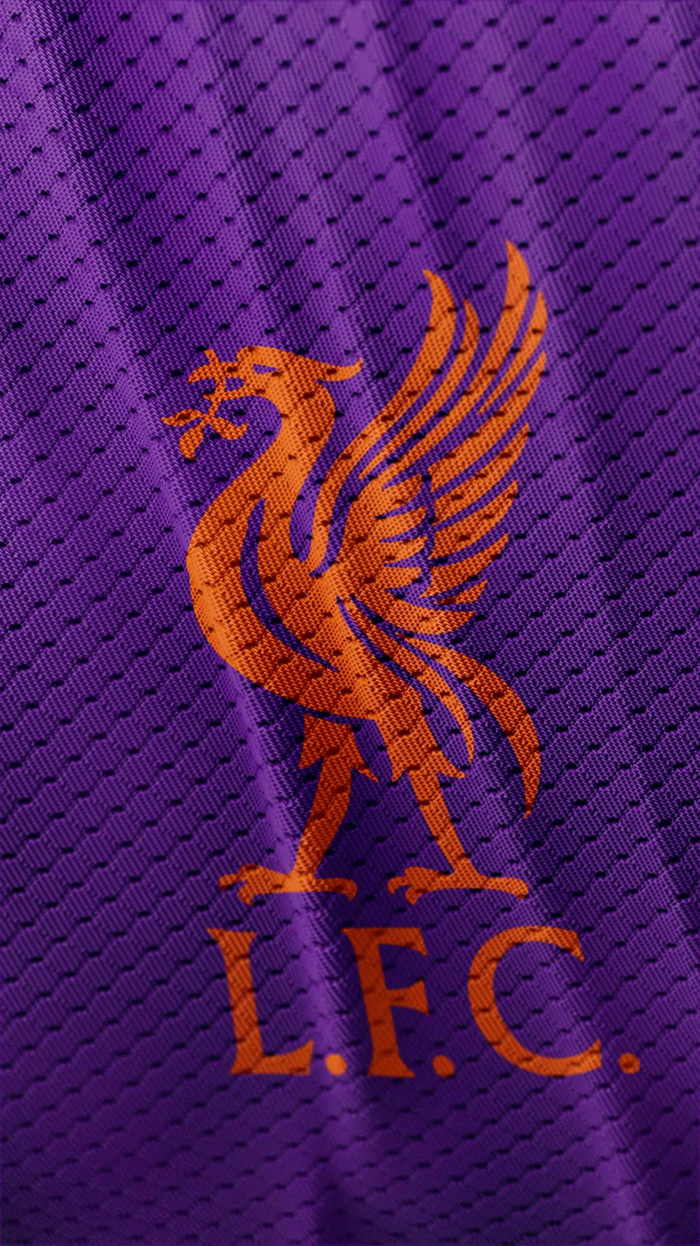Liverpool Logo 桌布 壁紙 — 紫色足球球衣嘅特寫，上面有橙色繡花Liver Bird標誌同L.F.C.字樣。