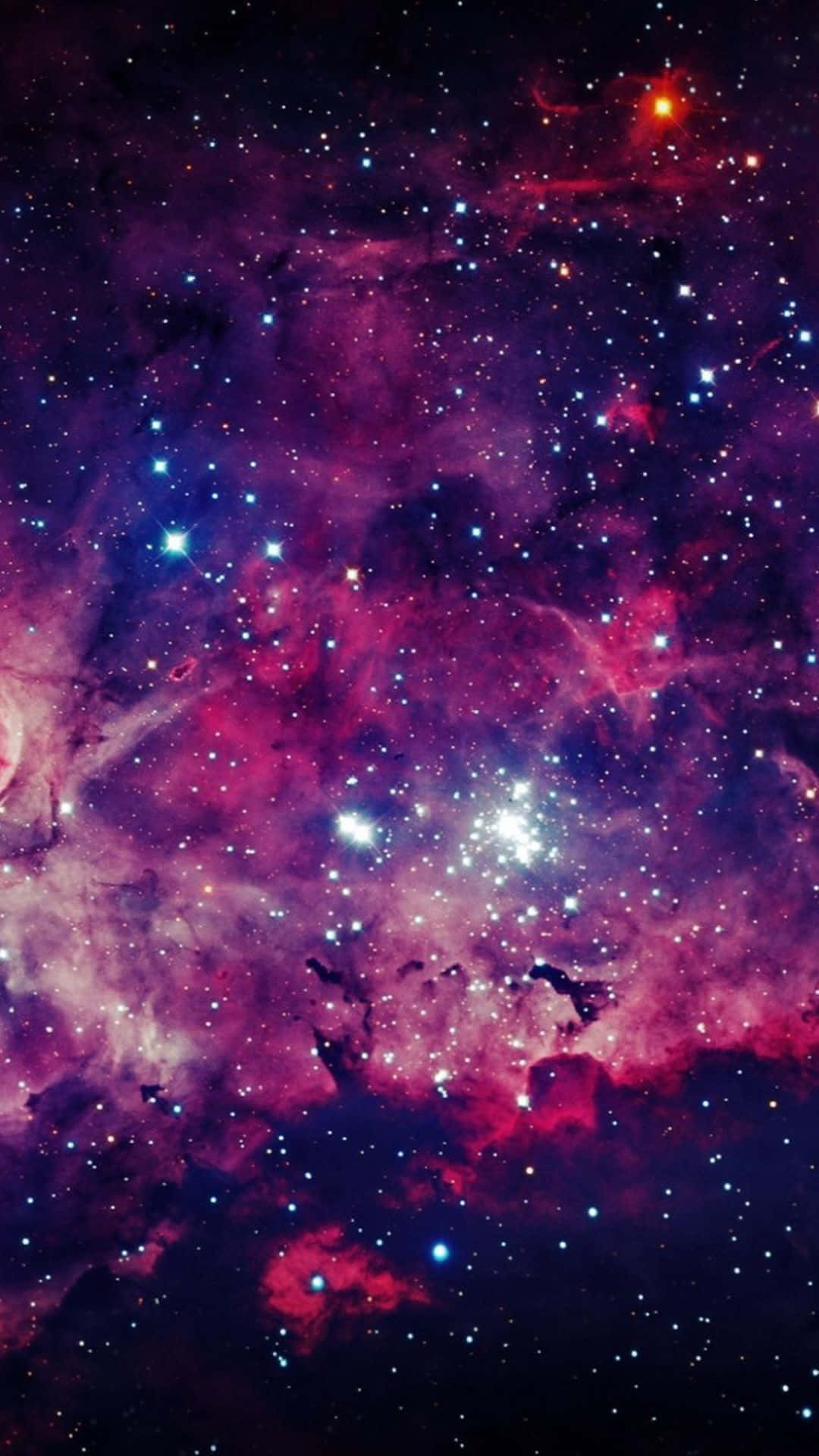 深空中帶有發光星星的彩色星雲。