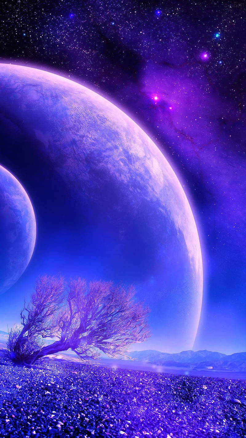 在星空宇宙天空下，一顆紫色行星上的一棵孤獨樹木，伴隨著兩個月亮。