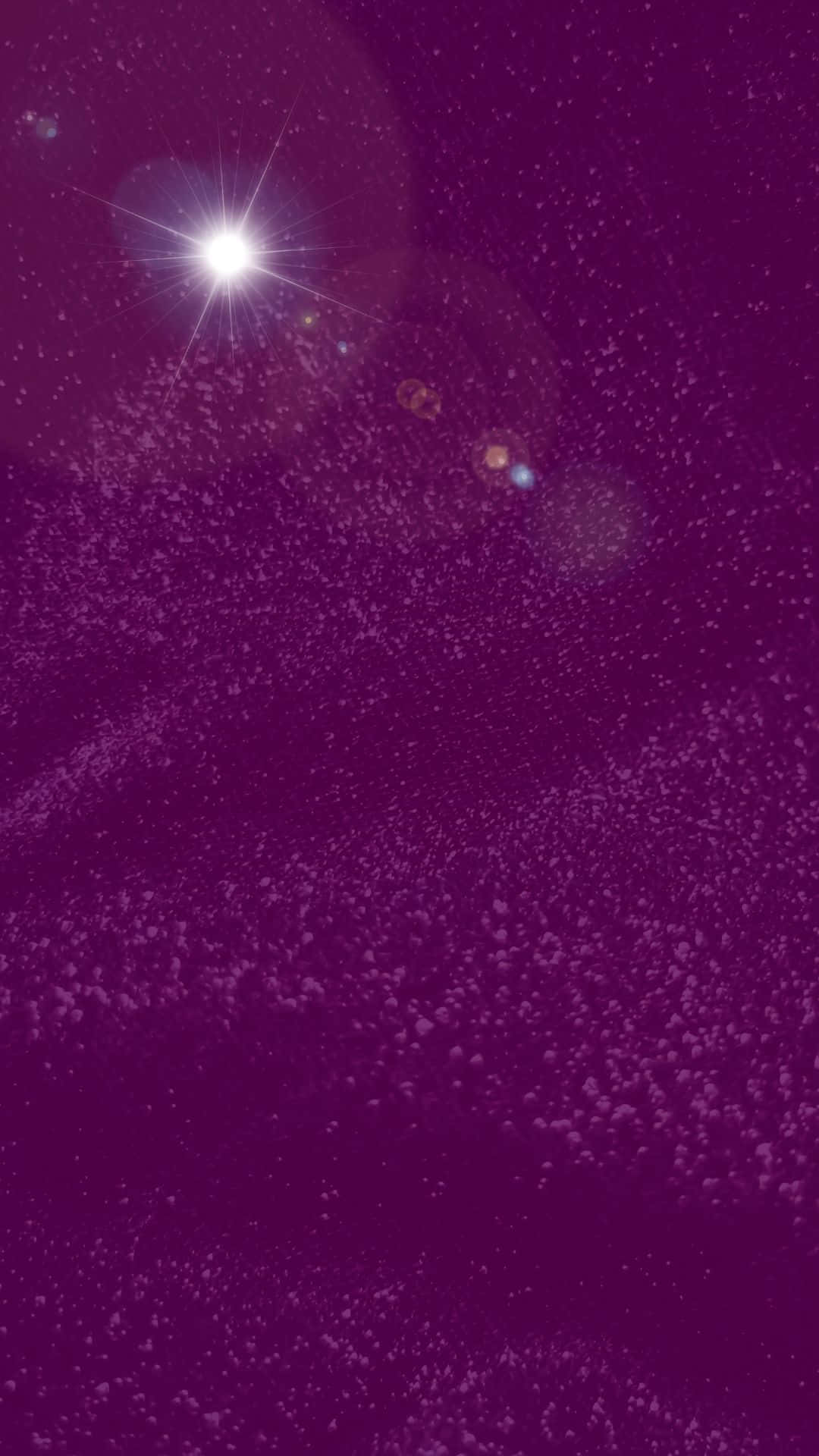 紫色閃爍背景的魔法之美 壁紙 — 一顆閃耀的星星在深紫色宇宙背景上明亮地發光，背景點綴著閃爍的粒子和鏡頭光暈。