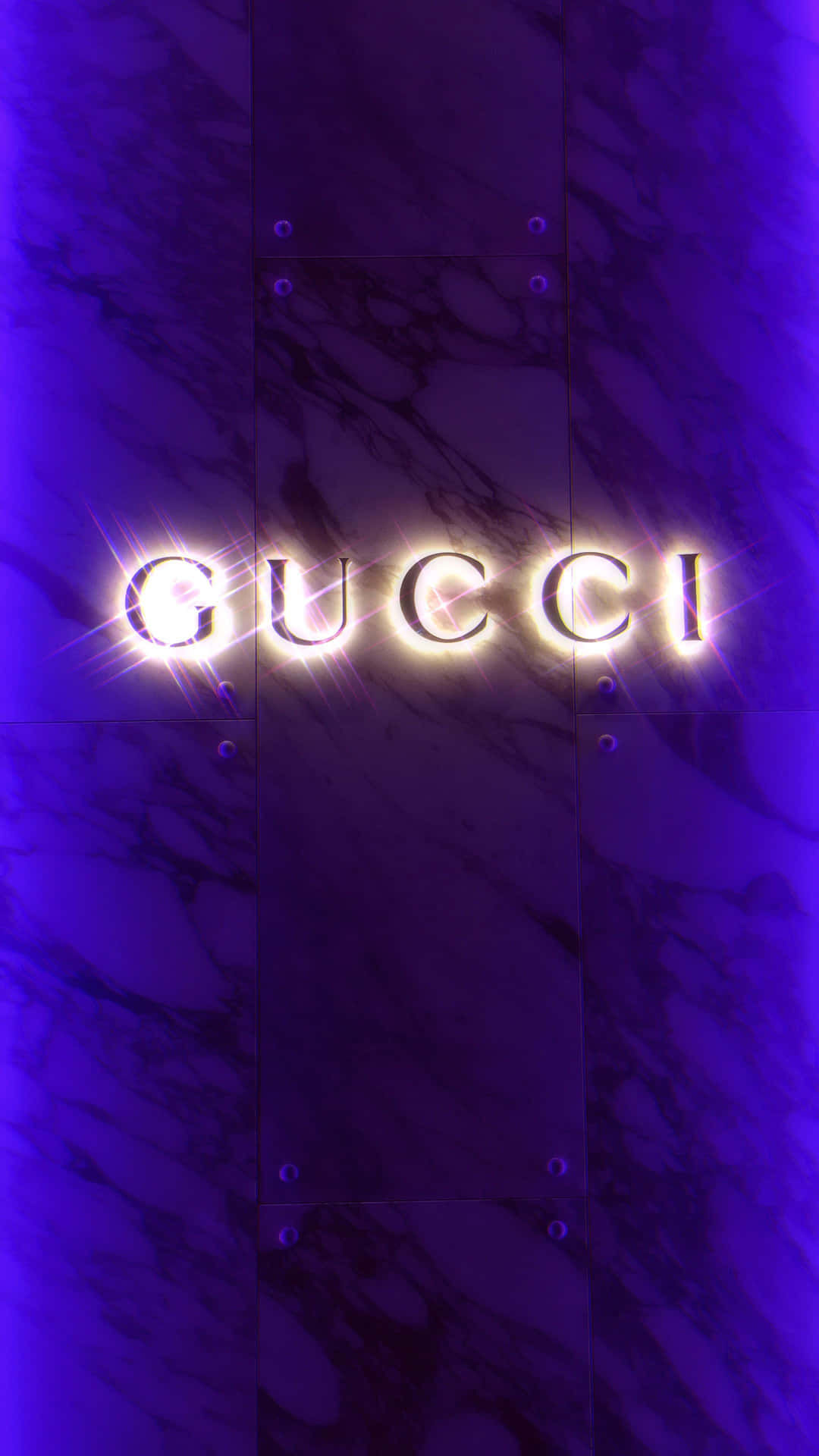 Gucci 標誌在紫色大理石背景上閃爍著光芒。