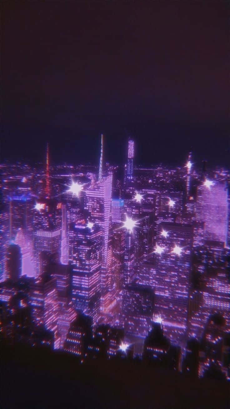 紫色閃耀城市美學圖 壁紙 — 夜晚充滿活力的紫色城市景觀，摩天大樓發光，星光點綴在黑暗的天空中。