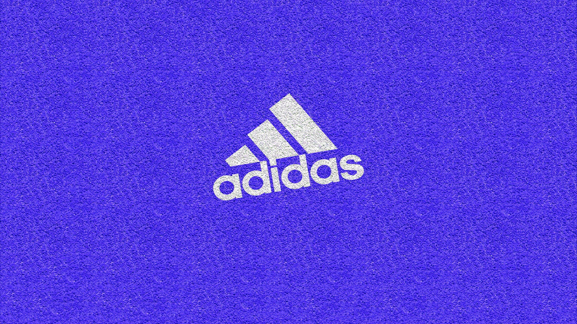 Adidas標誌在帶紋理的紫色背景上，帶有數位顆粒。