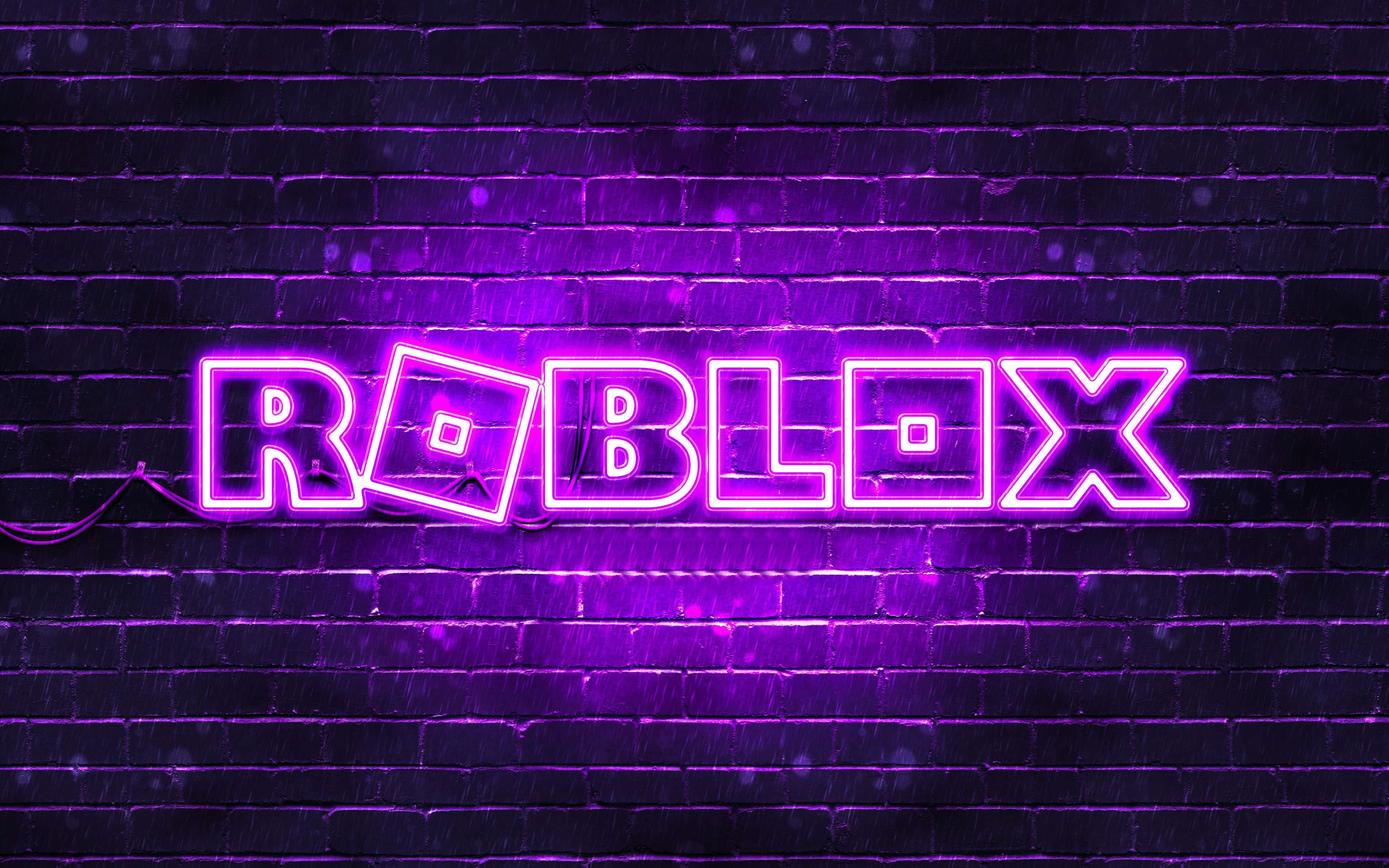 紫色霓虹 Roblox 標誌 壁紙 — 充滿活力的紫色霓虹燈 Roblox 標誌在夜雨中，在黑暗潮濕的磚牆上發光。