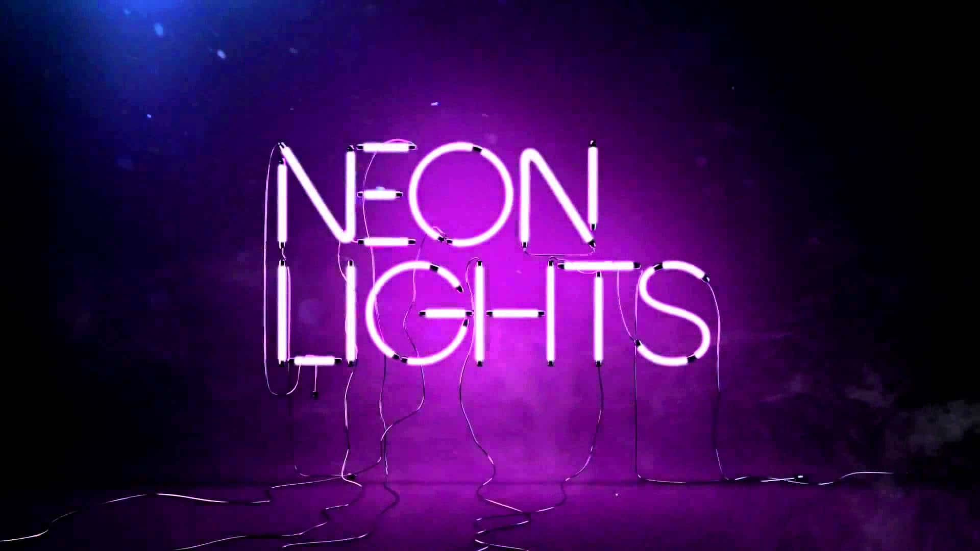 發光的紫色霓虹燈牌顯示 'NEON LIGHTS'，在黑暗煙霧環境中電線可見。