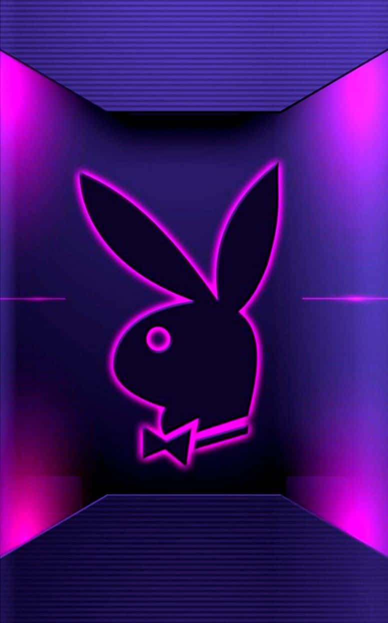 紫色霓虹燈下的Playboy標誌 壁紙