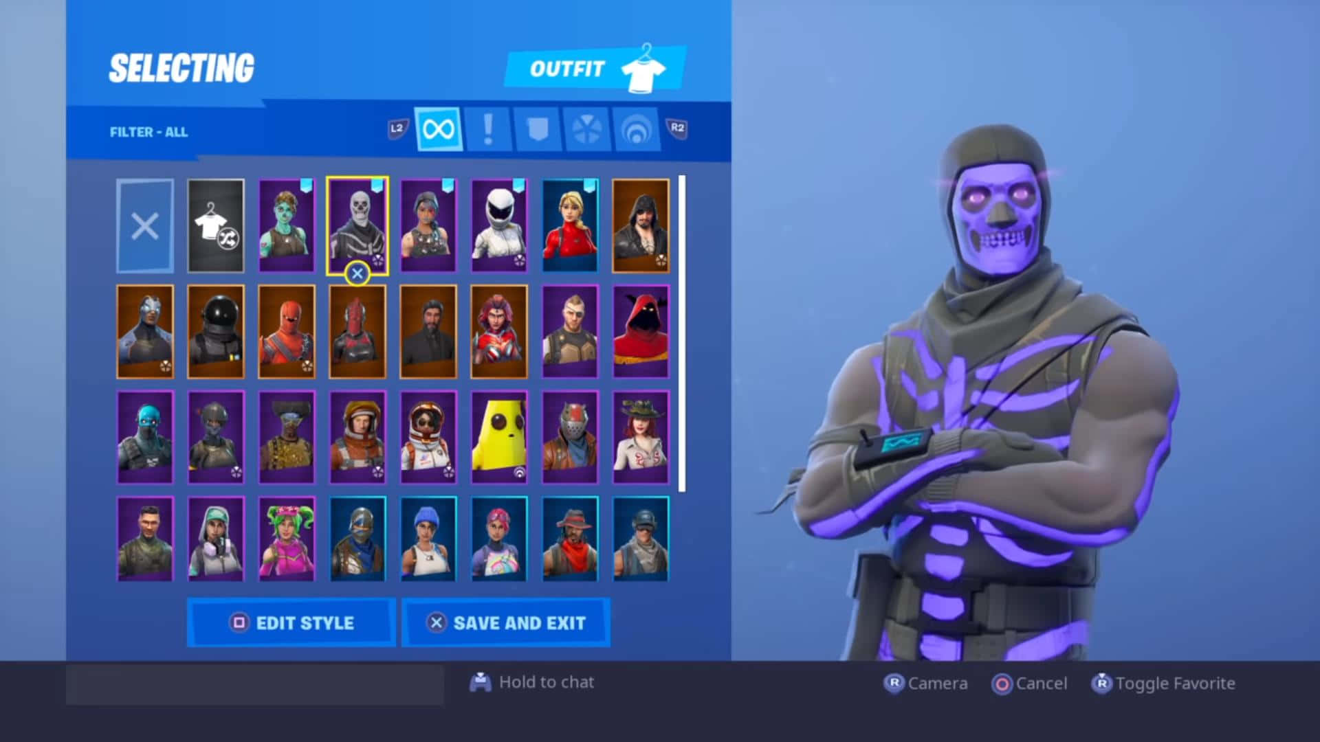 帶有發光紫色骷髏設計的 Fortnite 角色在服裝選擇選單中。