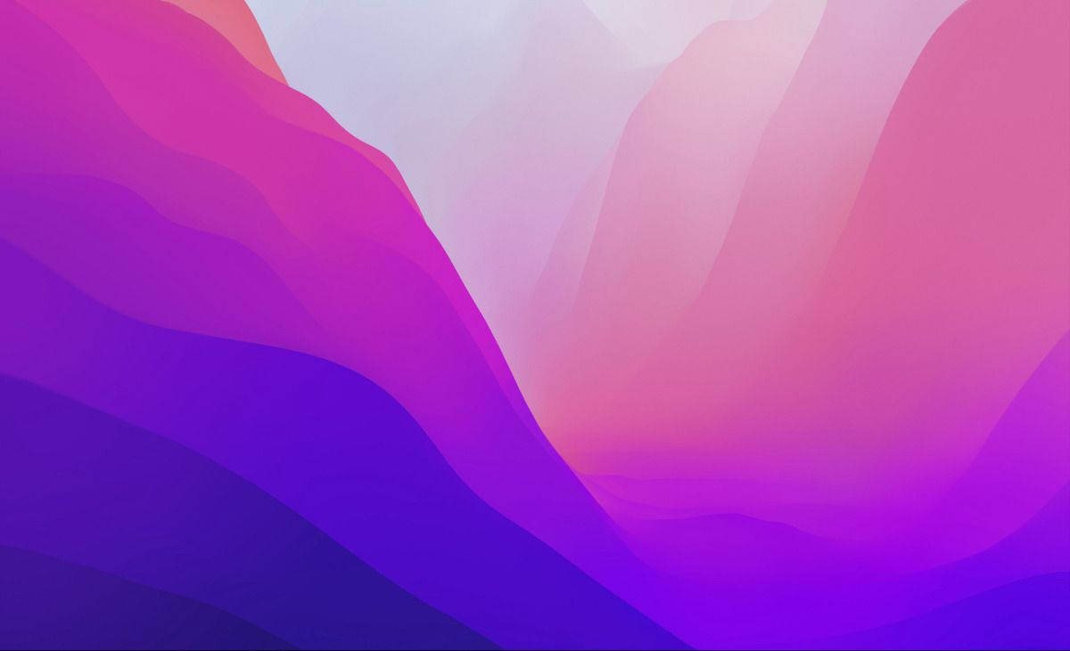 紫色高山 macOS Monterey 壁紙 — 抽象數位藝術作品，以柔和的波浪形式呈現紫色、粉紅色和洋紅色的流動漸變。