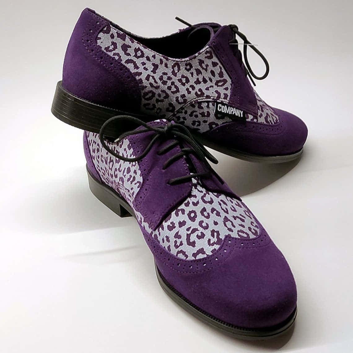 Purple Shoes 桌布 壁紙 — 紫色麂皮牛津鞋，帶有豹紋點綴和黑色鞋帶，置於潔白背景上。