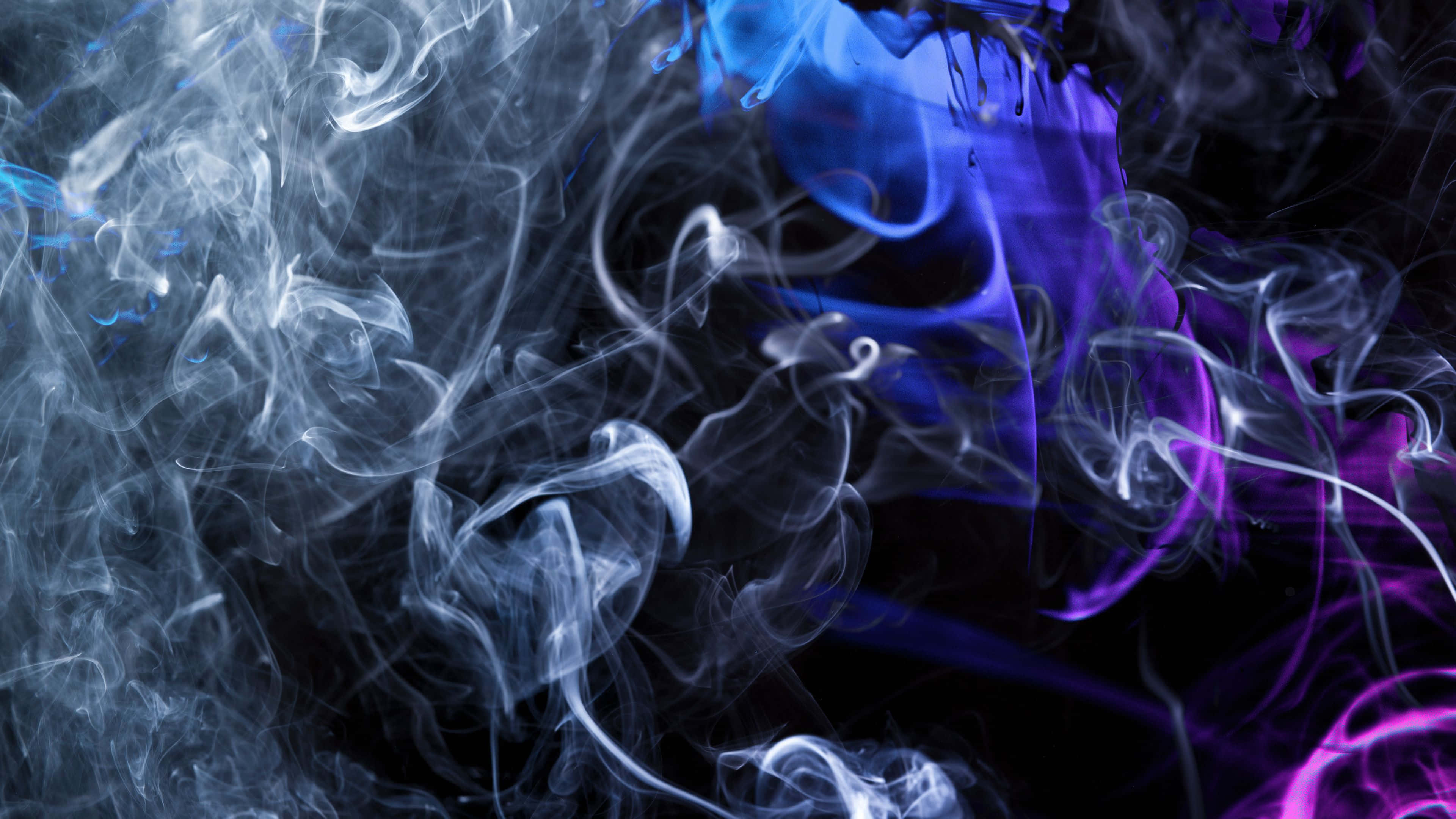 紫藍白煙霧背景 壁紙 — 鮮豔的藍色和紫色煙霧在黑暗背景上旋轉，營造出空靈而神秘的抽象構圖。
