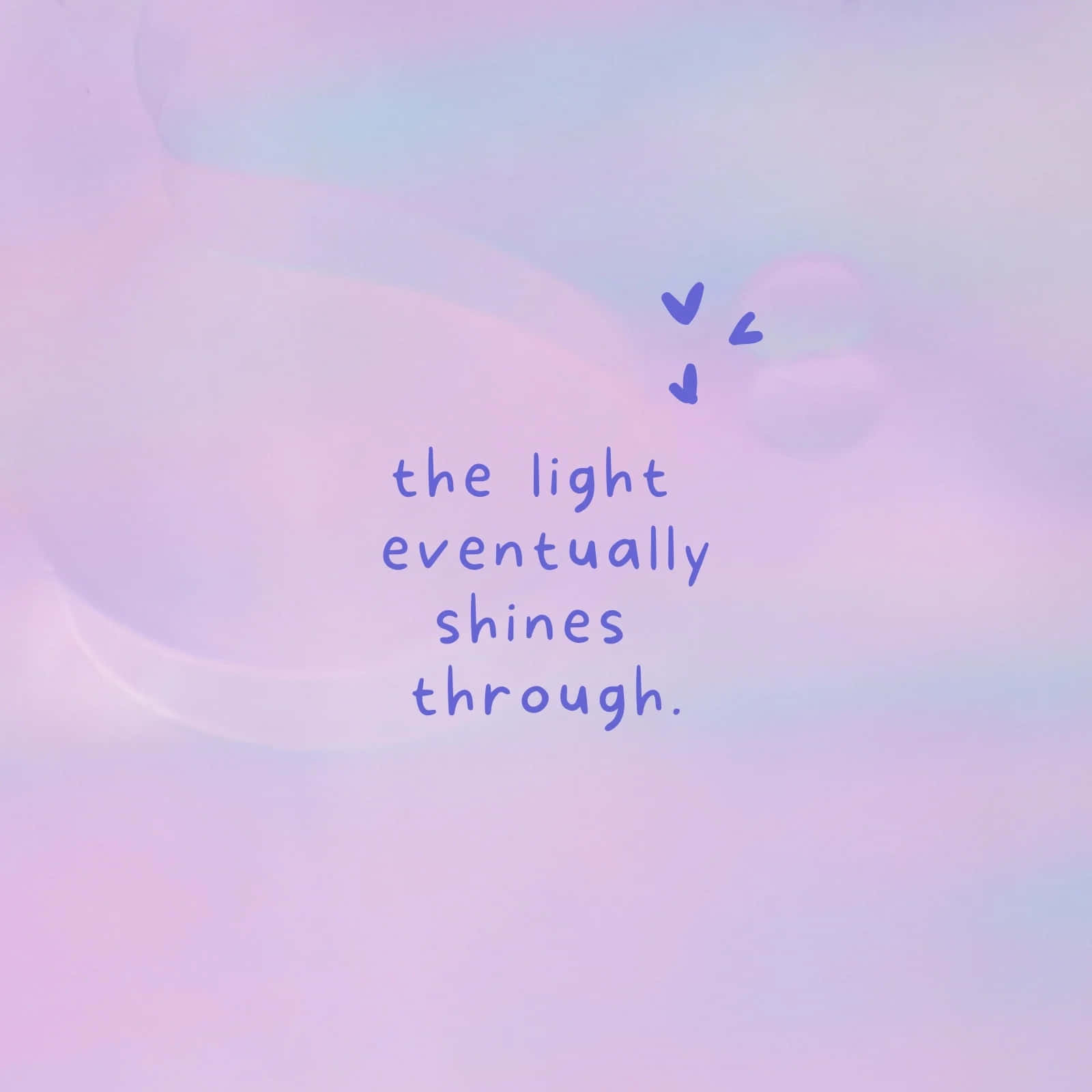 紫調天空引言美學圖像 壁紙 — 柔和粉彩漸變背景，手寫文字 'the light eventually shines through' 和小心形箭頭。