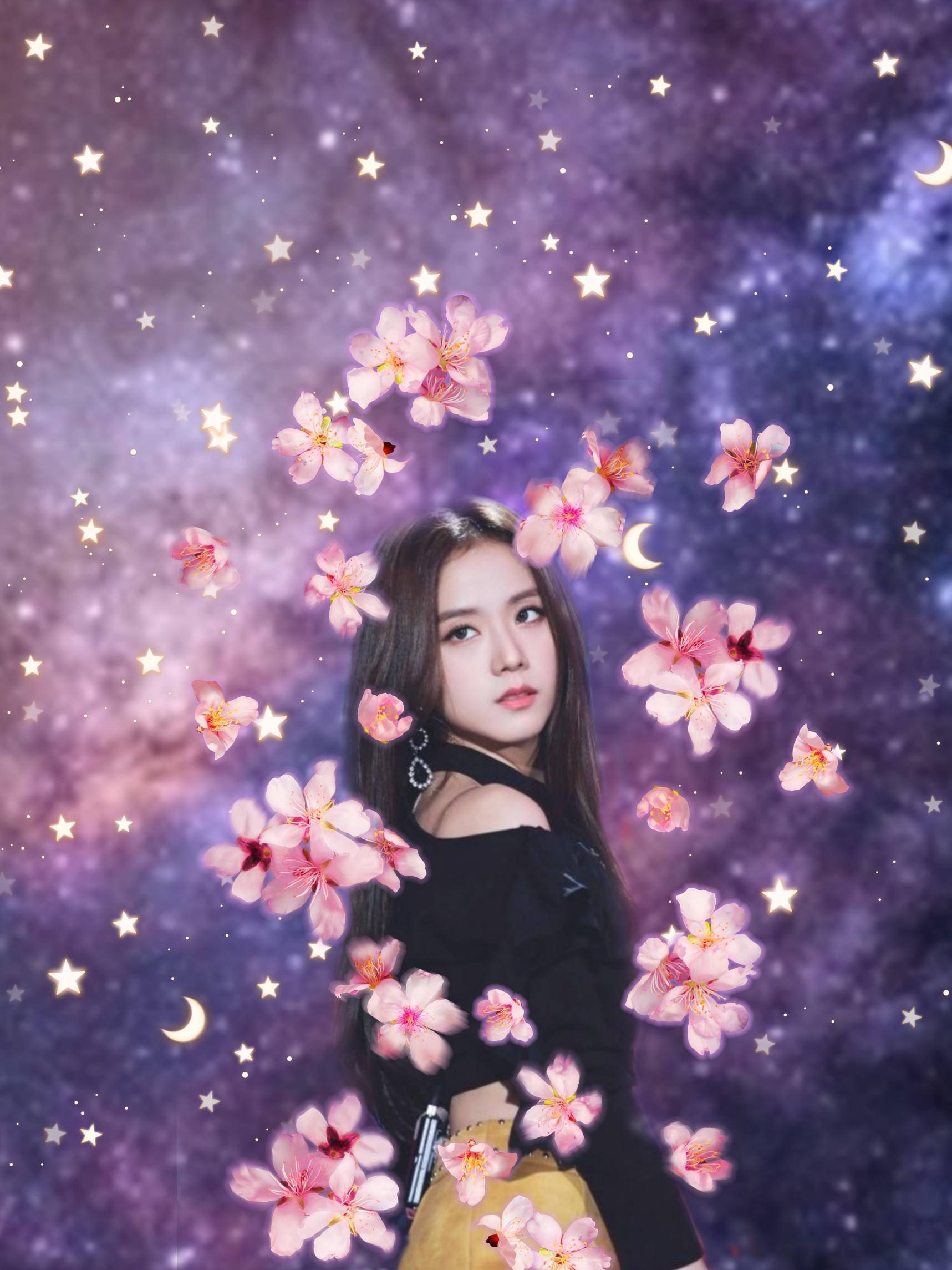 紫調花語Jisoo 壁紙 — 一位深色頭髮的年輕女性站在飄浮的粉紅色櫻花中，背景是帶有新月、星光燦爛的紫色銀河。