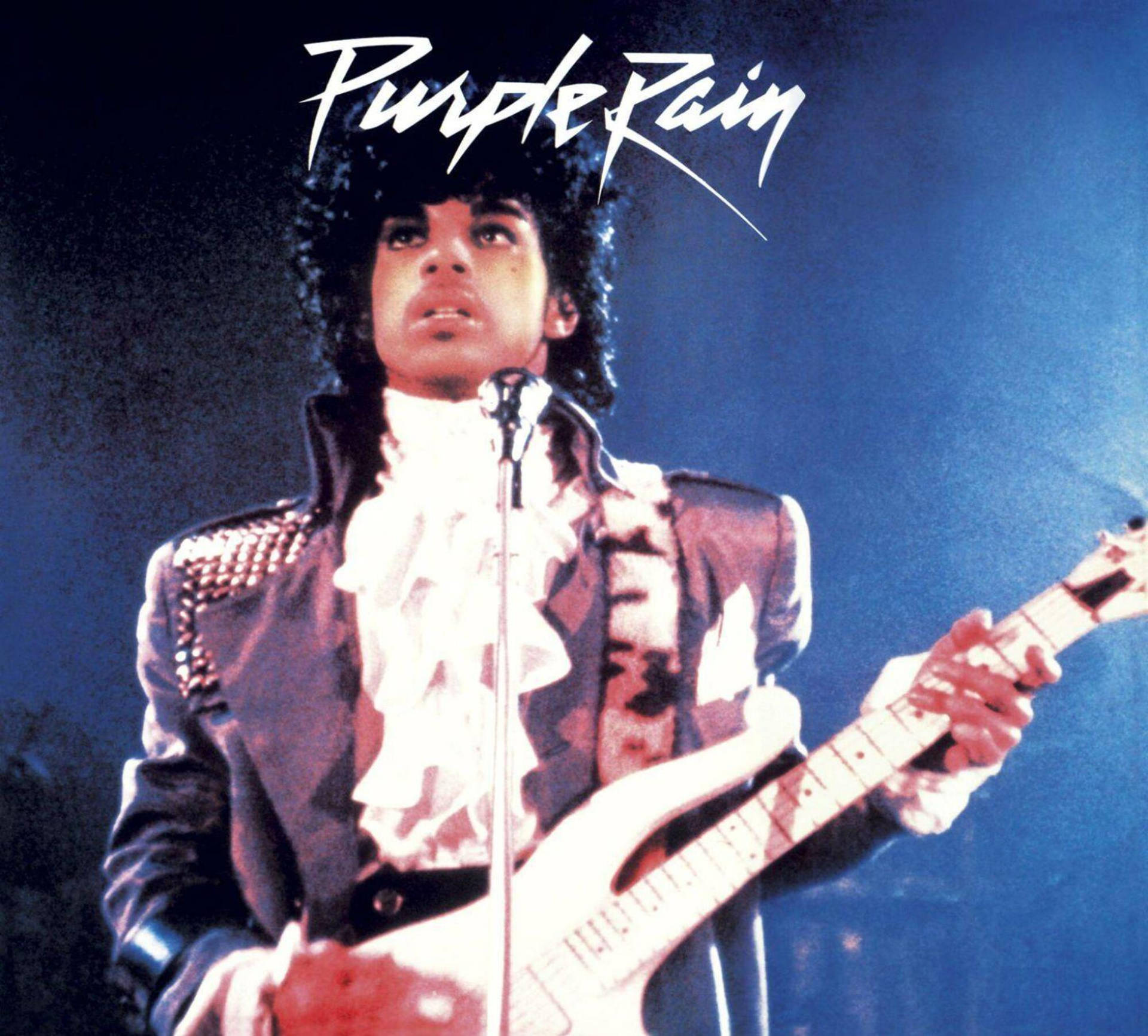 Prince 在藍色燈光下彈結他，帶有「Purple Rain」文字。