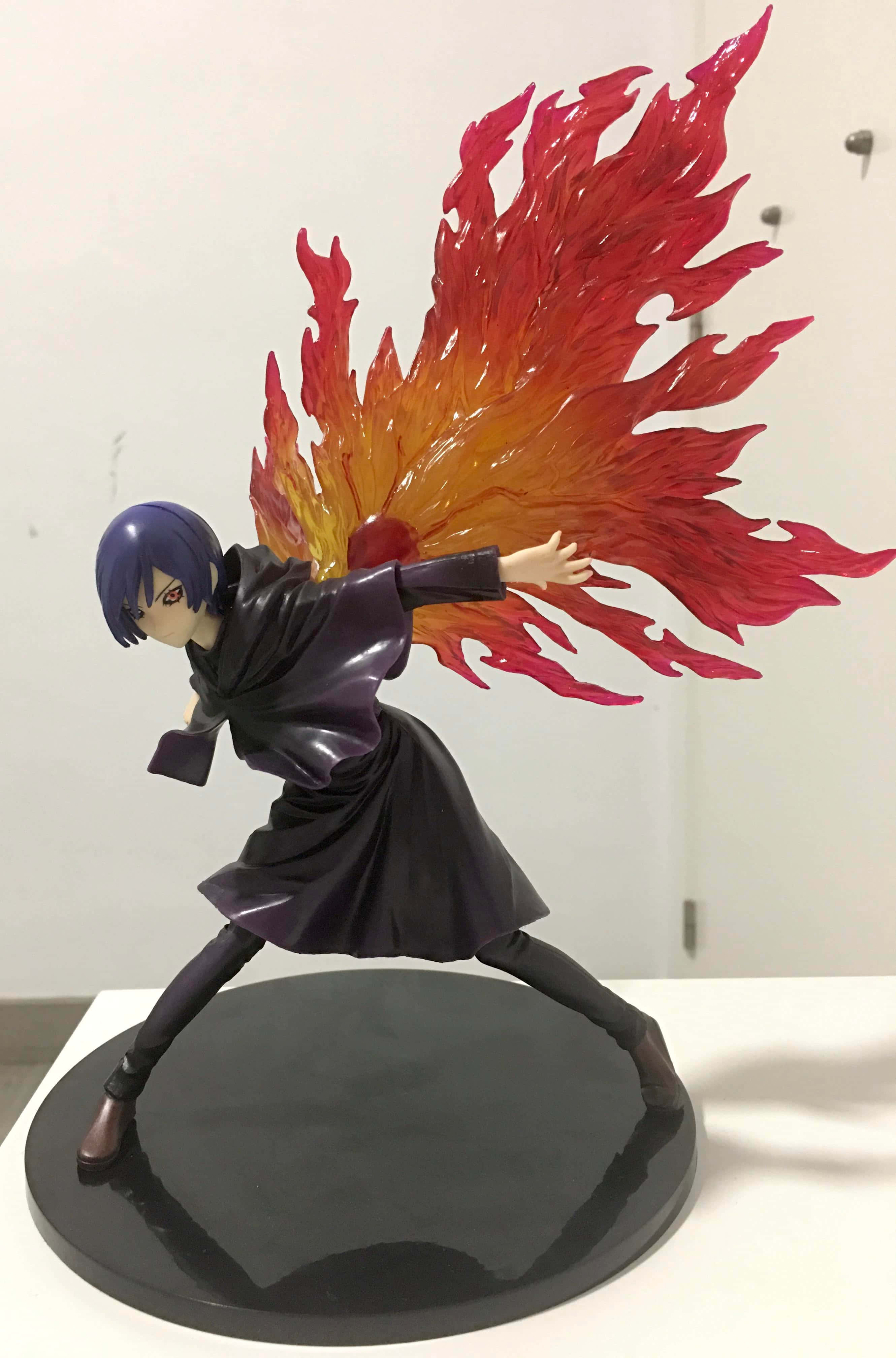 Touka Kirishima 桌布 壁紙 — 紫髮角色身穿黑色長袍，背景是鮮豔的紅橙色火焰翅膀的動漫人偶。