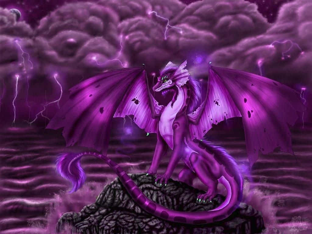 紫龍坐石雲水 壁紙 — 一隻雄偉的紫色龍，眼睛發光，棲息在岩石露頭上，背景是雷電交加的暴風雨紫色天空。