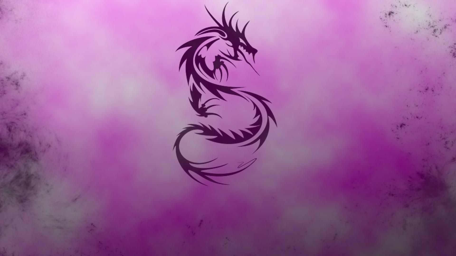 紫龍符號 壁紙 — 一個風格化的黑色龍剪影在紫色和粉紅色煙霧的夢幻漸變中優雅地盤繞。