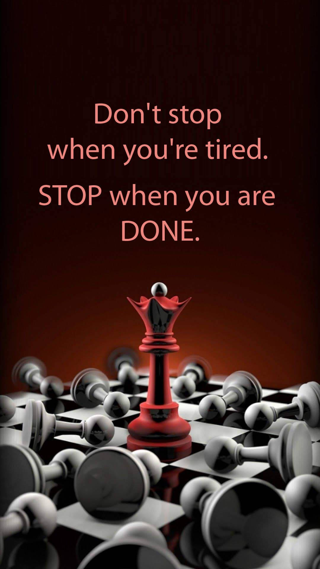 紅色國王棋子被倒下的棋子包圍，帶有勵志文字。