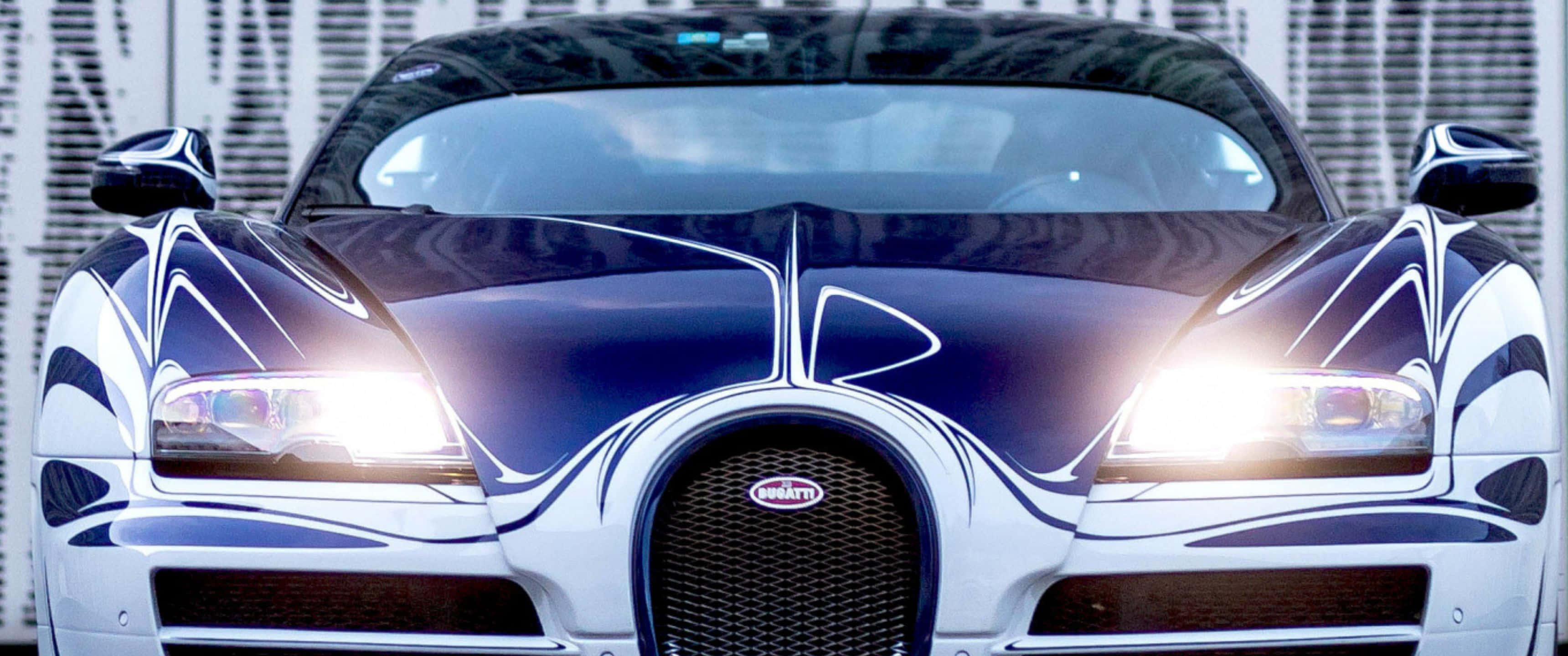 「細看經典設計」 壁紙 — 藍白色Bugatti跑車特寫，帶有發光頭燈和精細塗裝。