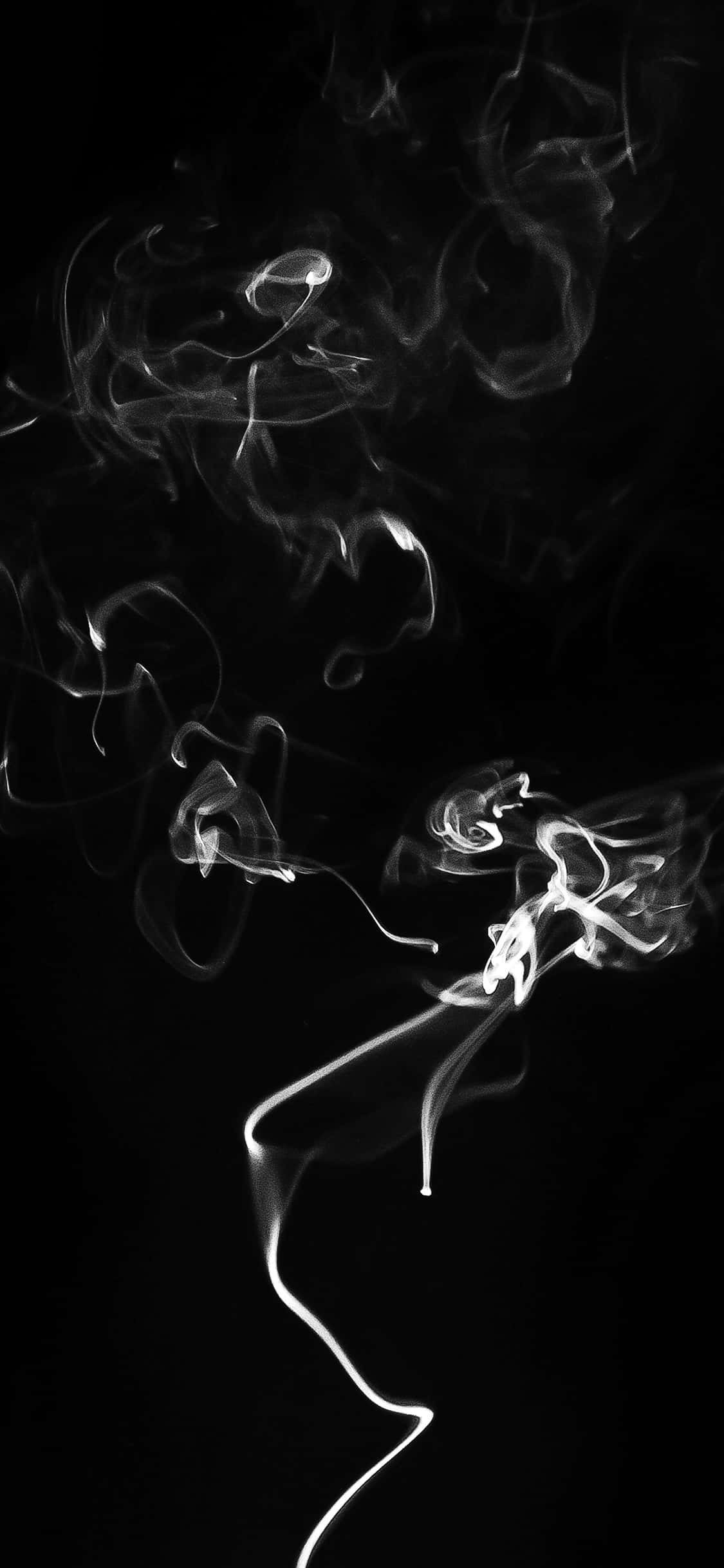 黑暗中飄動的異想天開的煙霧圖案