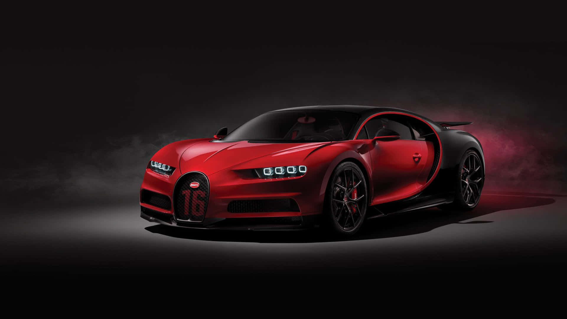 紅色Bugatti Chiron Super Sport 300+，帶有黑色細節和發光頭燈，在黑暗工作室中伴隨煙霧。