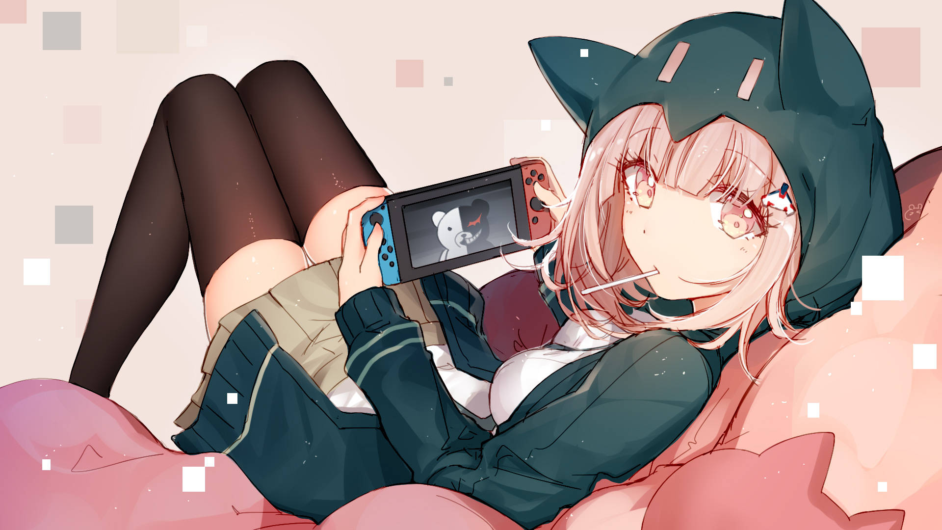 終極玩家Chiaki Nanami 壁紙 — 一位粉紅色頭髮的動漫女孩穿著貓咪連帽衫，躺在粉紅色靠墊上玩掌上遊戲，屏幕上有一隻可愛的熊。