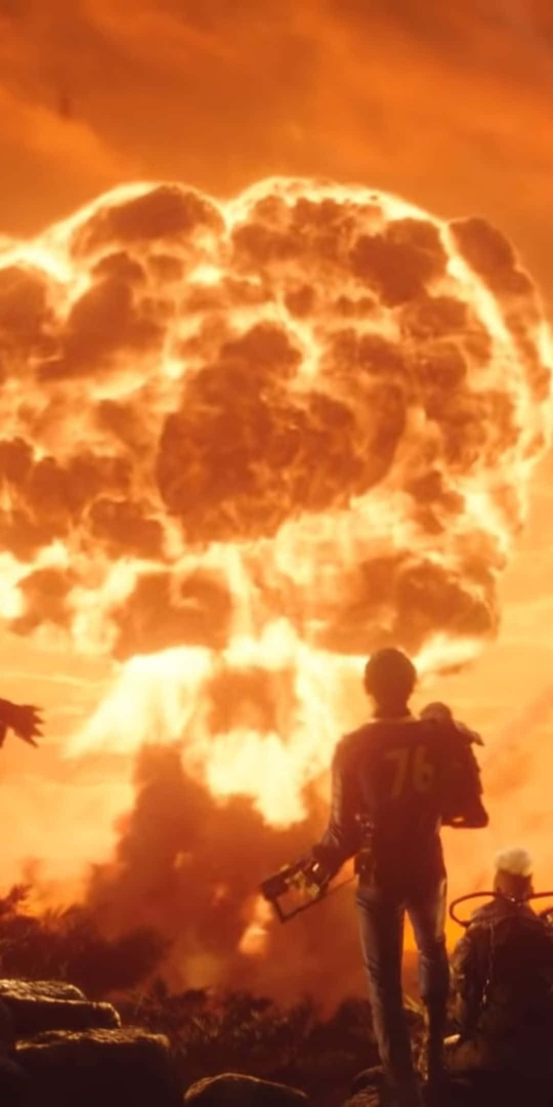 終極遊戲組合 - Pixel 3 與 Fallout 76 壁紙 — 兩個戴著防毒面具的人影站在一個巨大的火紅蘑菇雲前，蘑菇雲在燒焦的天空中發出橙色光芒。