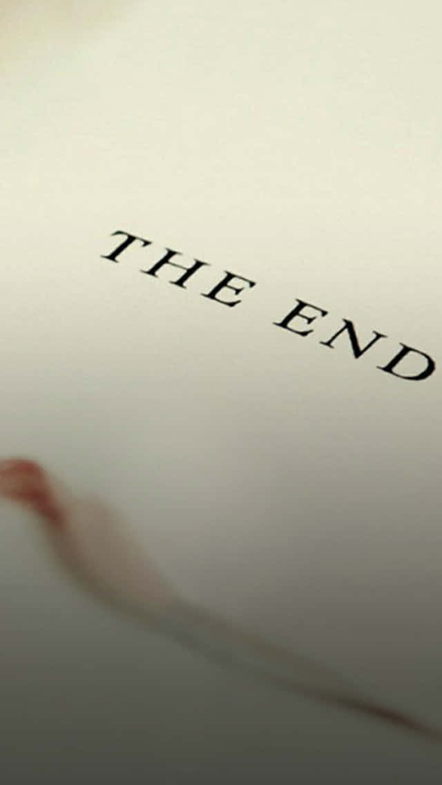 近距離拍攝膠片條上帶有紅色墨水污漬的 'THE END' 文字。