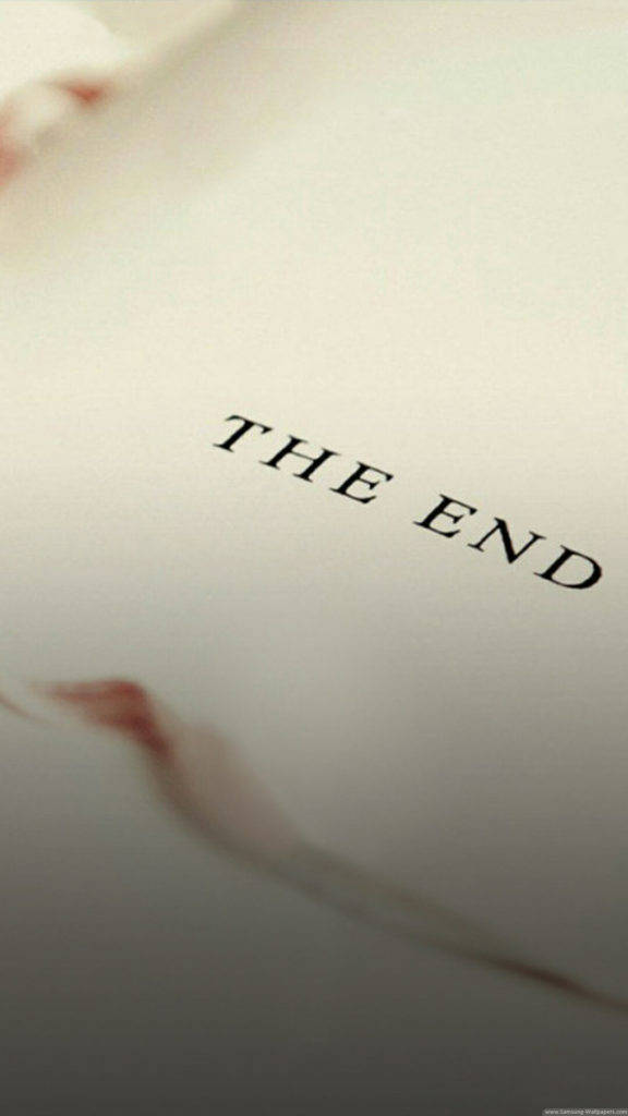 結尾簡約手機背景 壁紙 — 特寫鏡頭：黑色襯線字體「THE END」印在柔軟的白色頁面上，帶有淡淡的紅色污跡。