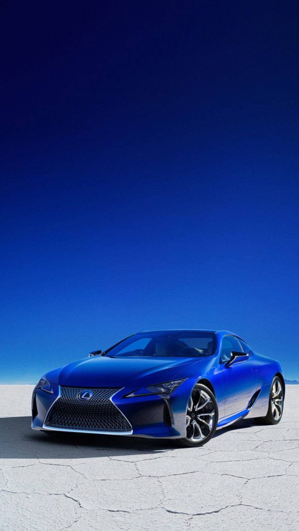 藍色 Lexus 跑車在龜裂的沙漠地面上，晴空萬里