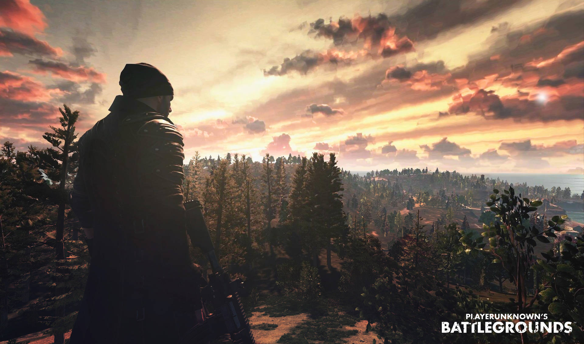 剪影士兵持步槍俯瞰日落時分的樹林山丘（PUBG）