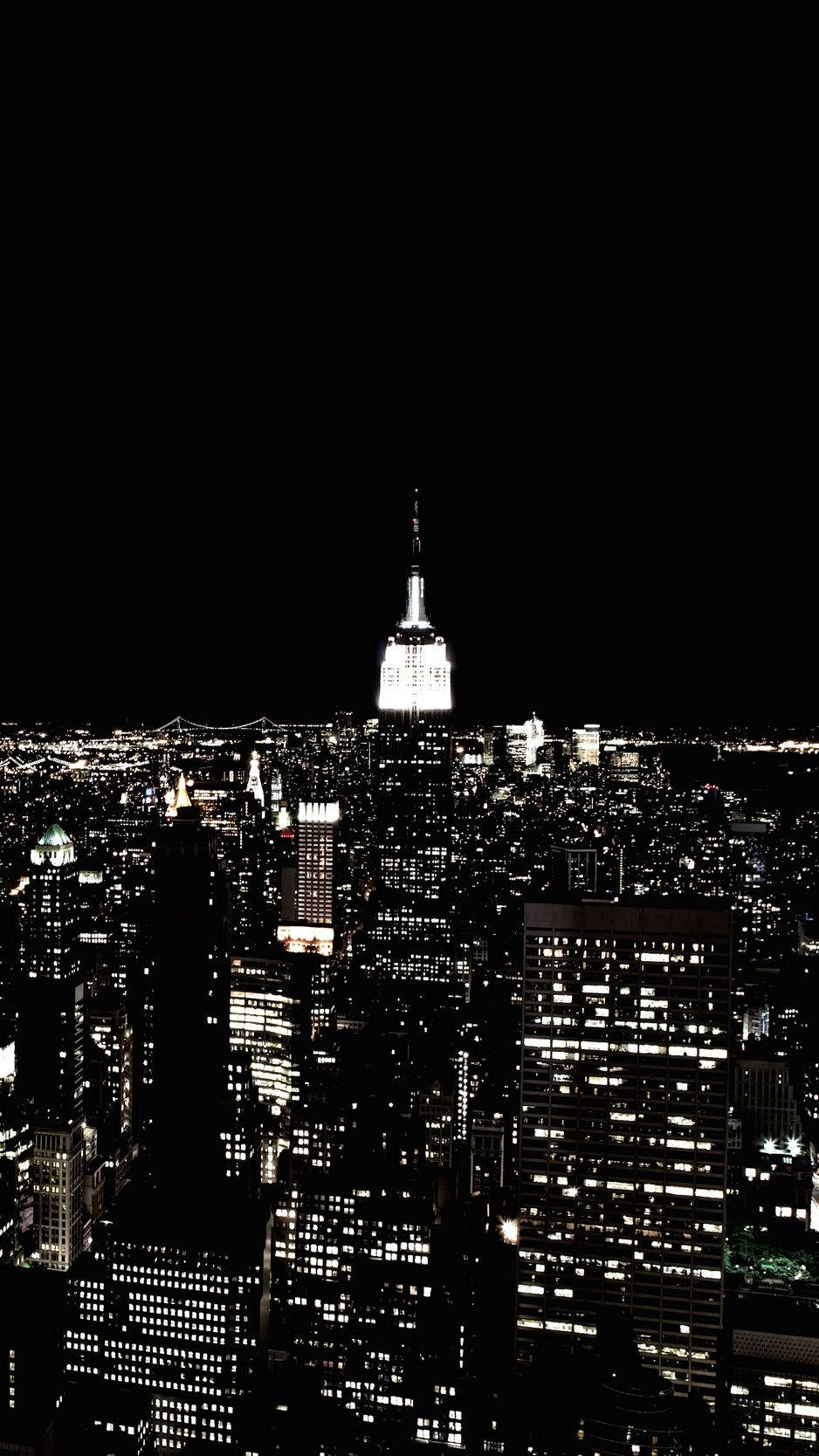紐約的夜景，有發光的摩天大樓和帝國大廈。
