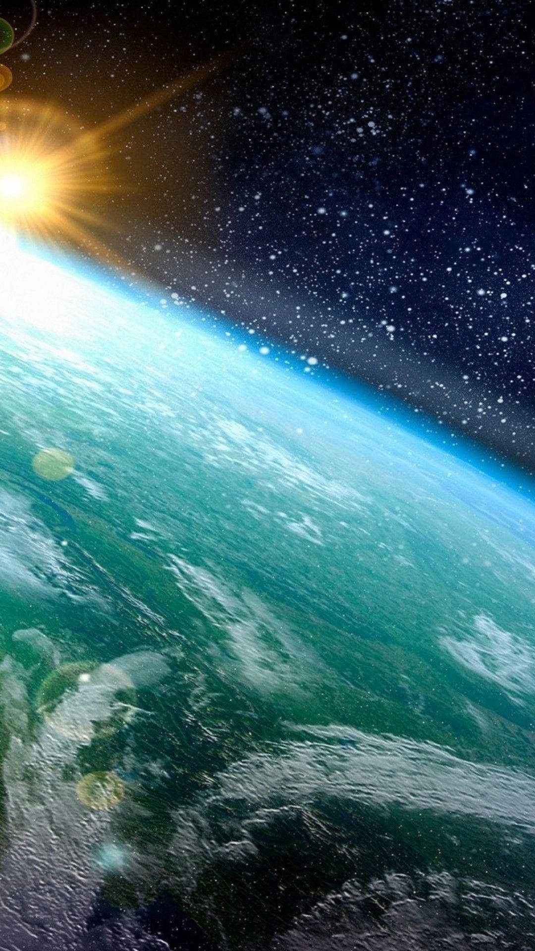 從太空看到的地球，太陽在海洋和雲層上升起。
