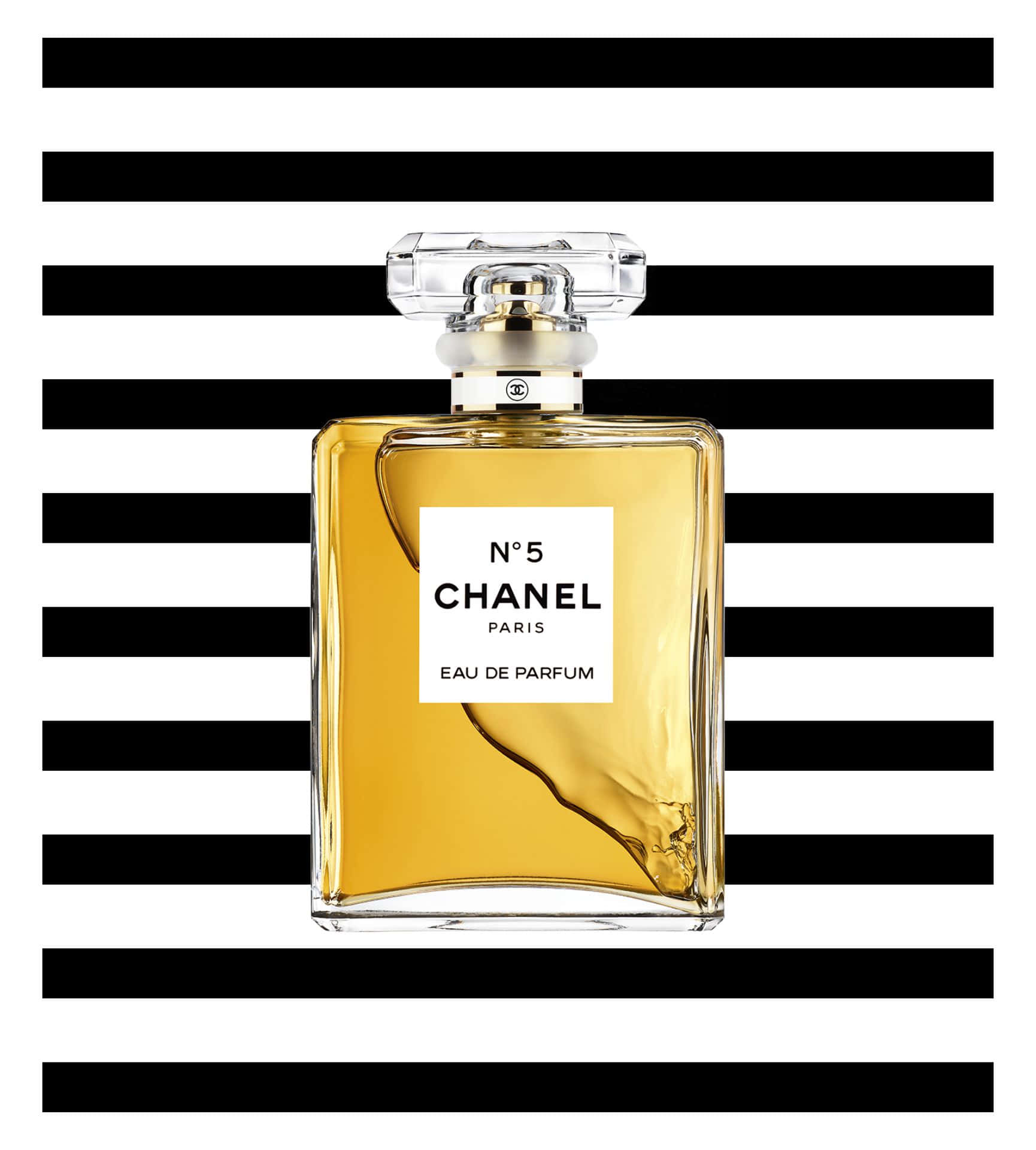 絕美經典香奈兒手袋，任何場合的完美配飾 壁紙 — 經典的Chanel No 5香水瓶，內有金色液體，置於大膽的黑白橫條紋背景中央。