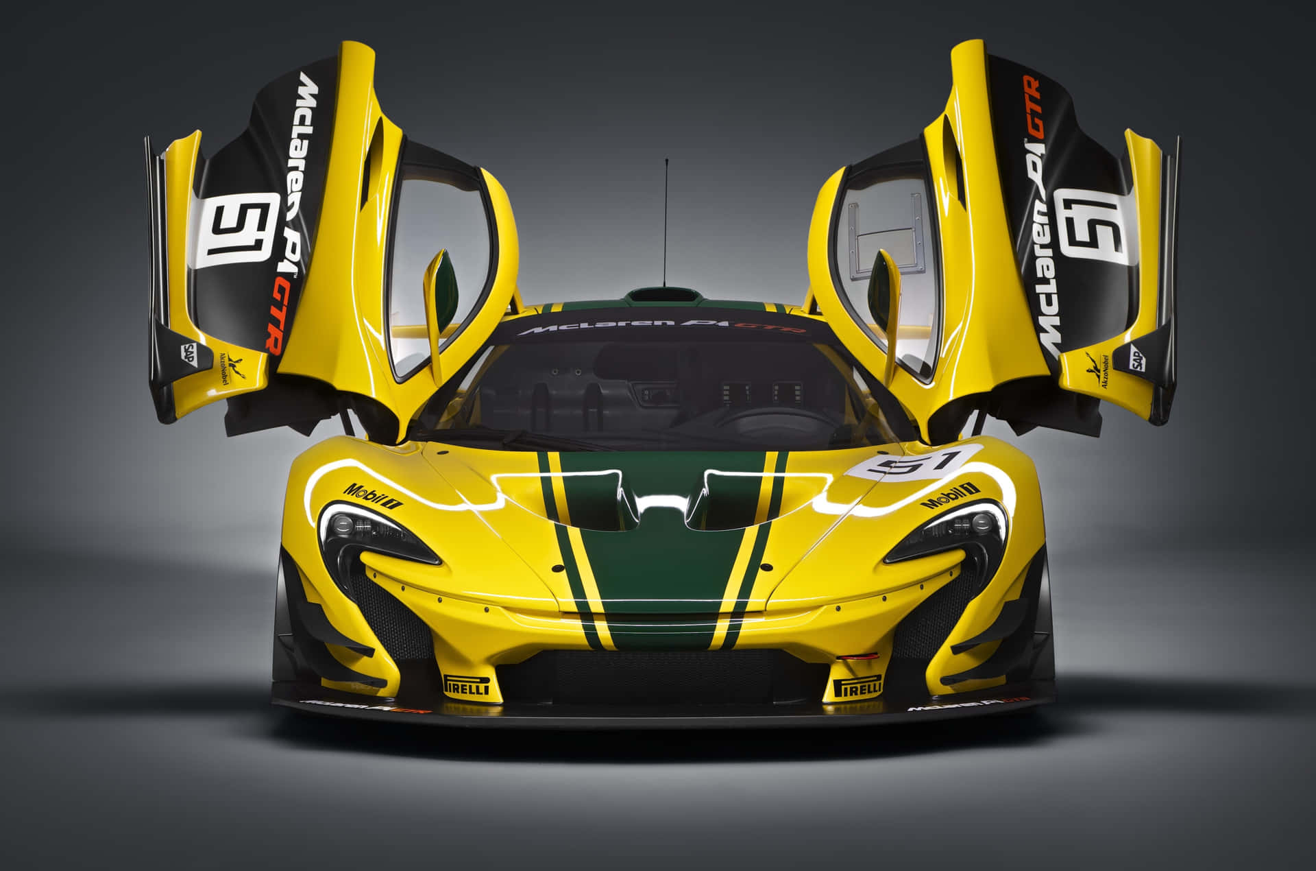 黃色McLaren P1 GTR賽車在工作室中打開車門