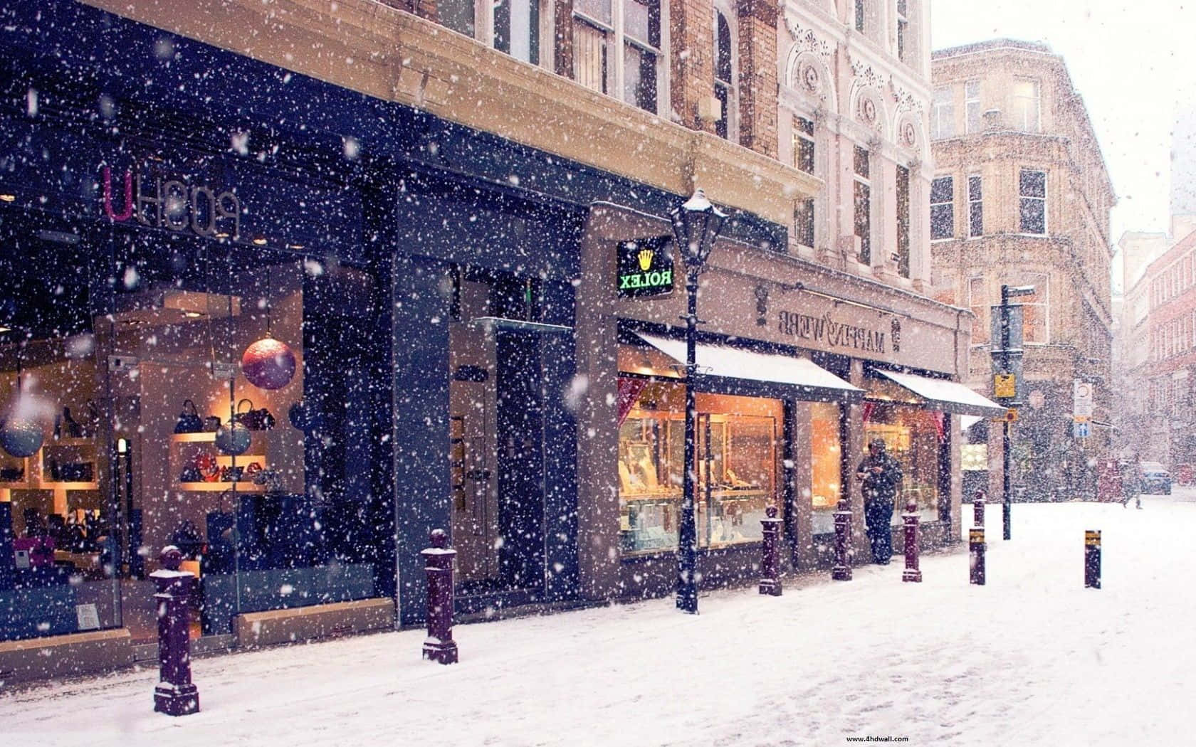 雪花落在有明亮商店門面和磚砌建築的城市街道上。