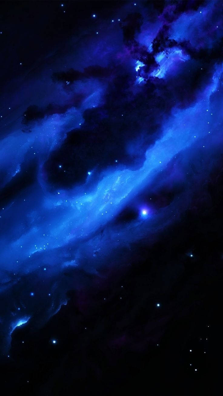 深空中帶有發光星星的鮮豔藍色和紫色星雲。