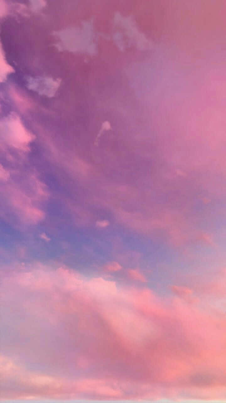 寧靜的黃昏天空中，粉紅、紫色和藍色的柔和雲彩。