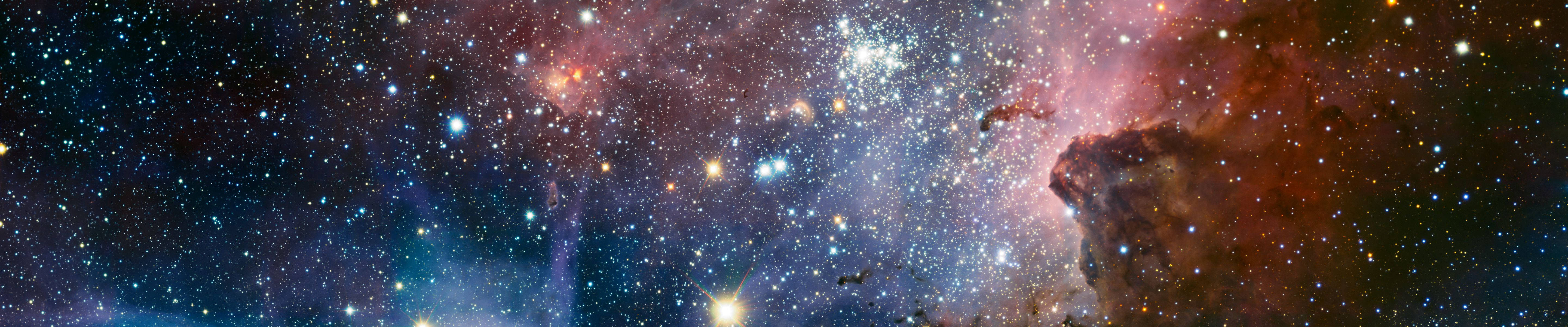 在星空背景下散發粉紅、橙色和藍色光芒的鮮豔宇宙星雲。