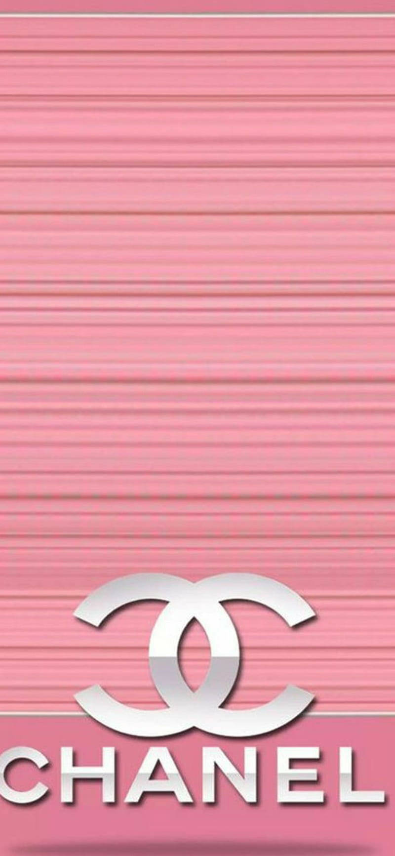 銀色 Chanel 標誌在粉紅色條紋背景上